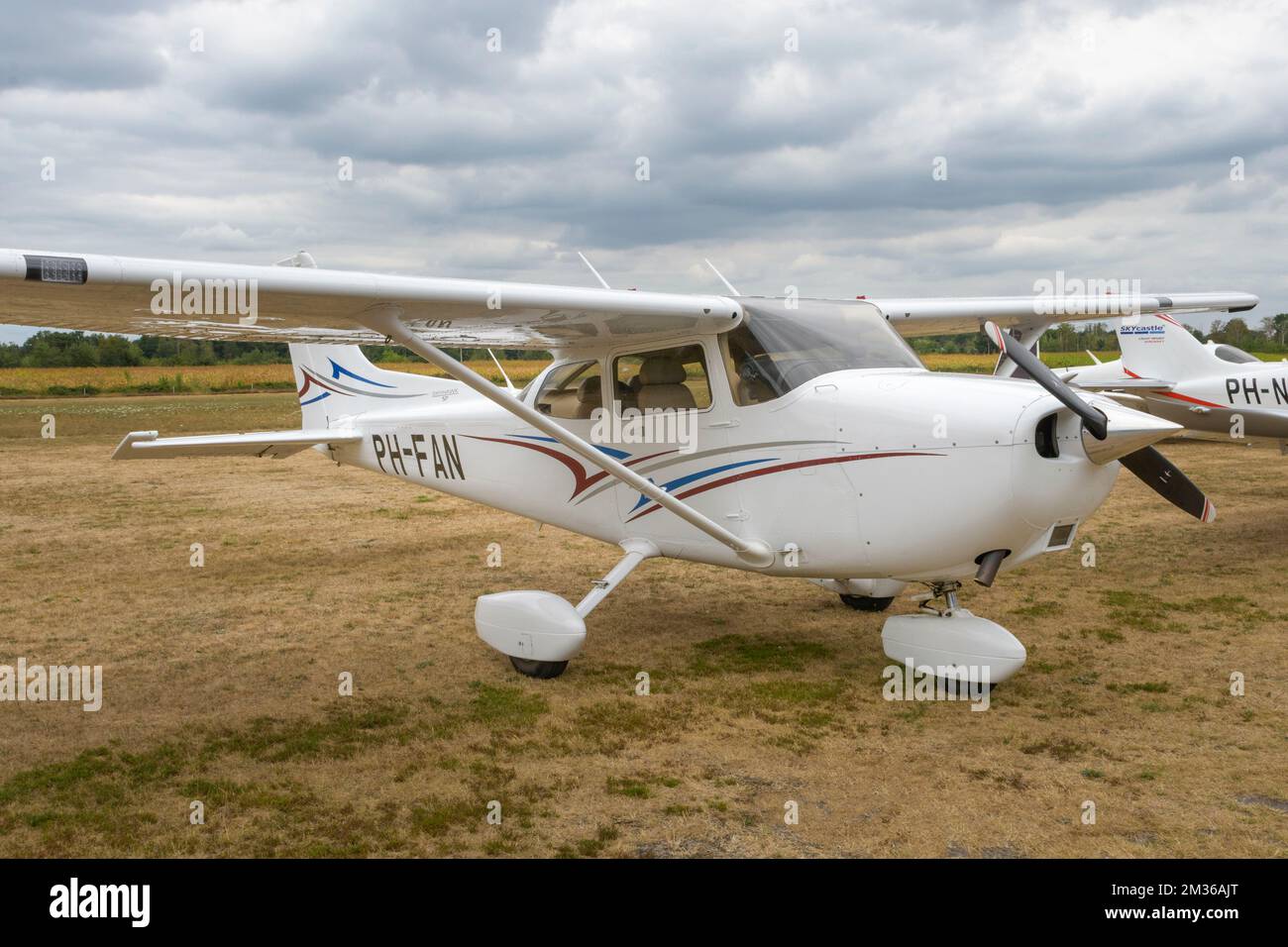 Hasselt. Limburg - Belgio 27-08-2022 Mostra pubblica all'aperto di velivoli d'epoca sul campo d'aviazione d'erba presso l'Hasselt Aero Club. Modello di luce bianca A. Foto Stock