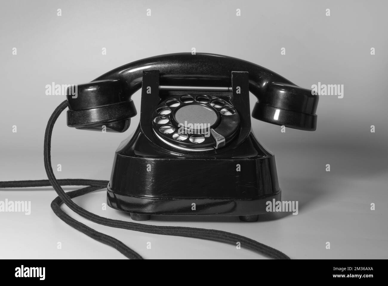 Modello e forma del telefono degli anni passati. 40s, 50s, 60s. Primo piano. telefono nero su sfondo bianco Foto Stock