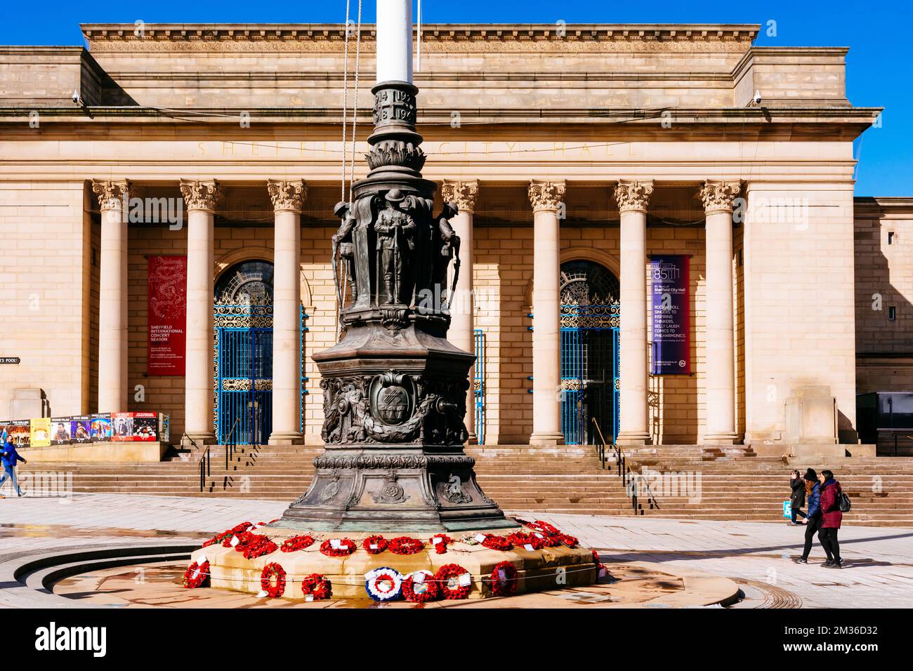 Lo Sheffield War Memorial, noto anche come Sheffield Cenotaph, è un monumento commemorativo di guerra classificato di II grado, situato a Barker's Pool, Sheffield, in piedi verso il SO Foto Stock