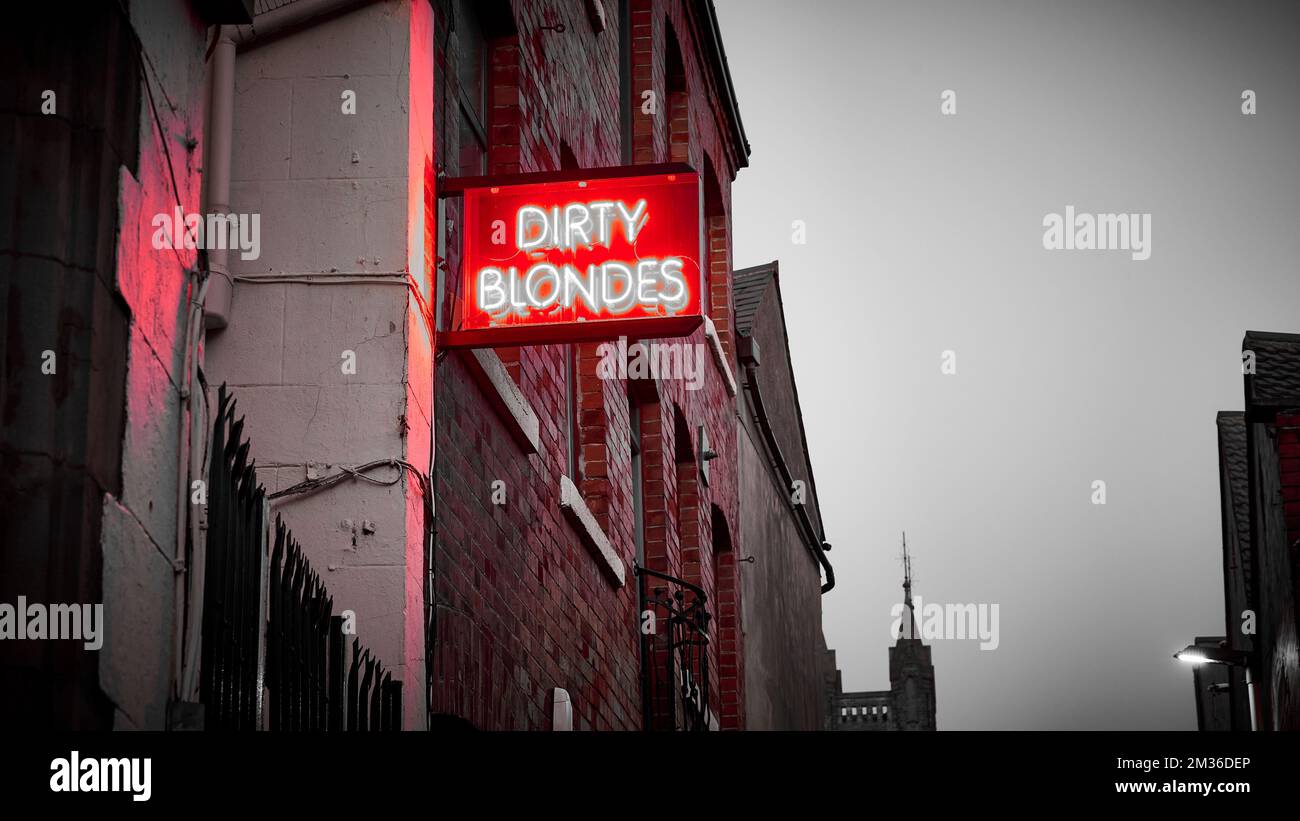 Bar 'Dirty Blonds' e ristorante neon segno in vicolo a Blackpool, Regno Unito Foto Stock