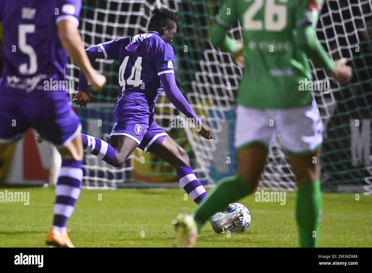 Mauricio Lemos di Beerschot segna un gol durante una partita di calcio tra il club amatoriale Francs Borains D1 e il club JPL Beerschot VA, mercoledì 27 ottobre 2021 a Boussu, nel round del 32 della coppa belga di calcio 'Croky Cup'. FOTO DI BELGA LAURIE DIEFFEMBACQ Foto Stock