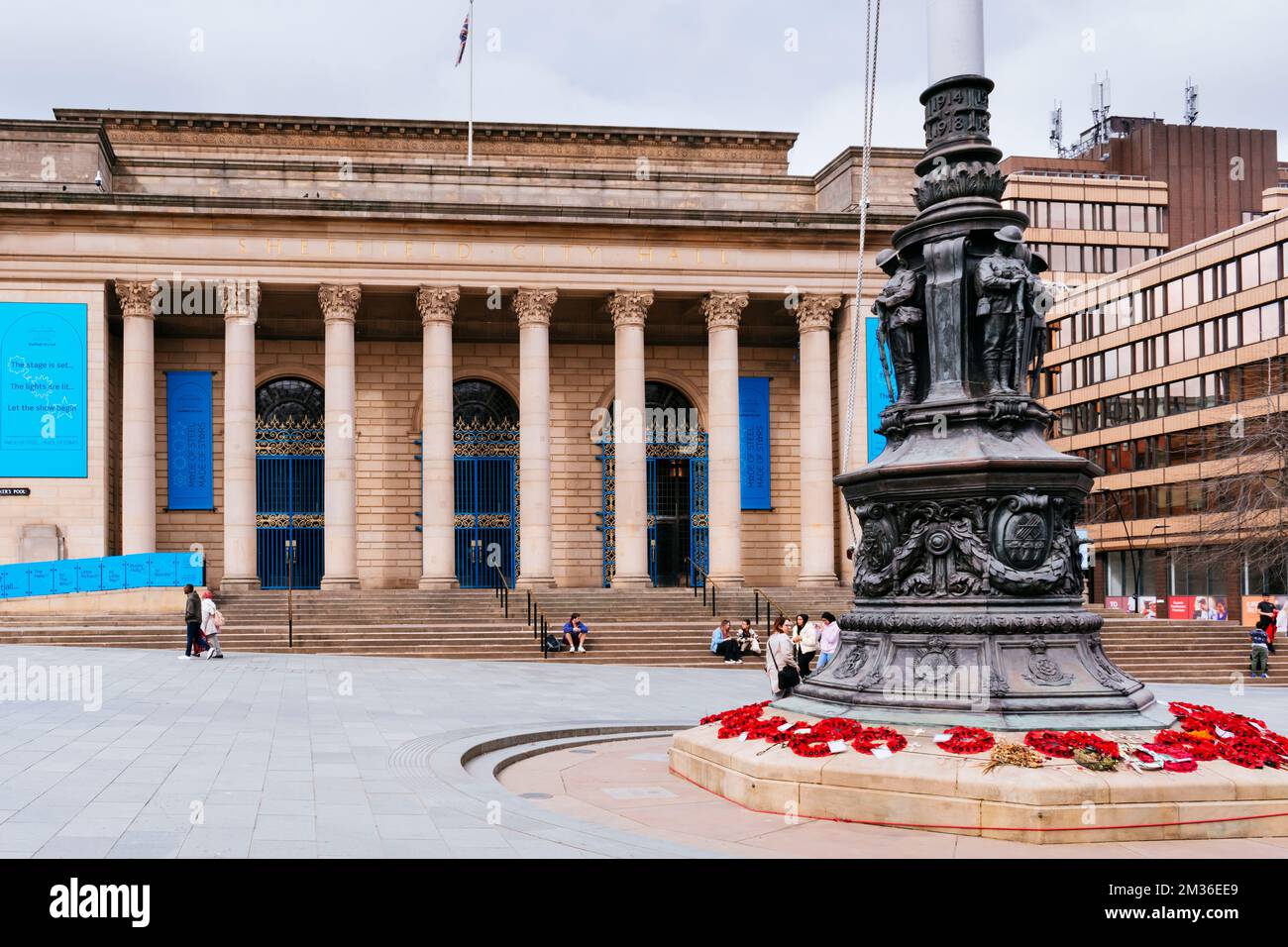 Lo Sheffield War Memorial, noto anche come Sheffield Cenotaph, è un monumento commemorativo di guerra classificato di II grado, situato a Barker's Pool, Sheffield, in piedi verso il SO Foto Stock