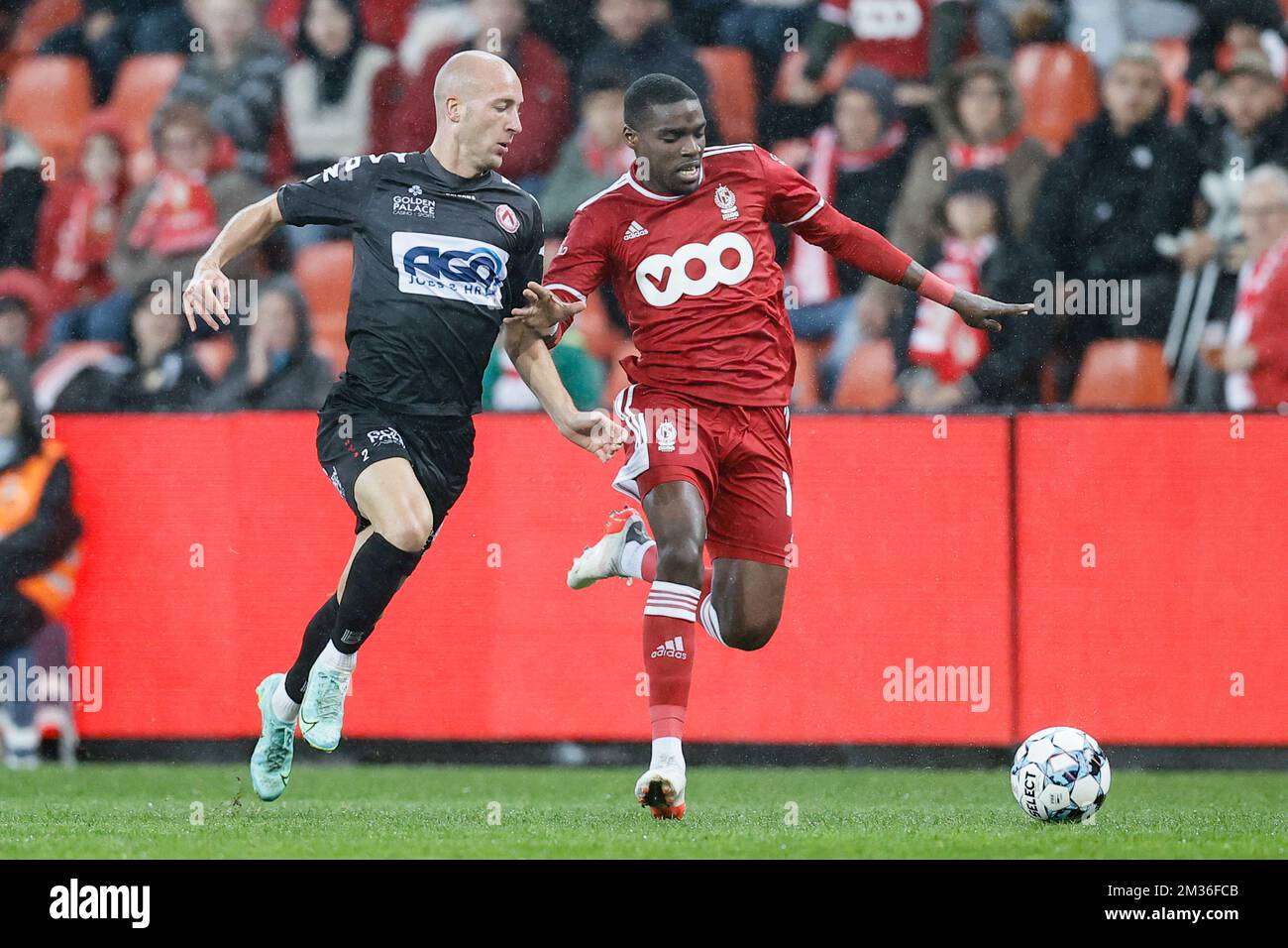 Gilles Dewaele di Kortrijk e Niels Nkounkou di Standard combattono per la palla durante una partita di calcio tra Standard de Liege e KV Kortrijk, sabato 30 ottobre 2021 a Liegi, il giorno 13 della prima divisione del campionato belga della 'Jupiler Pro League' 2021-2022. FOTO DI BELGA BRUNO FAHY Foto Stock