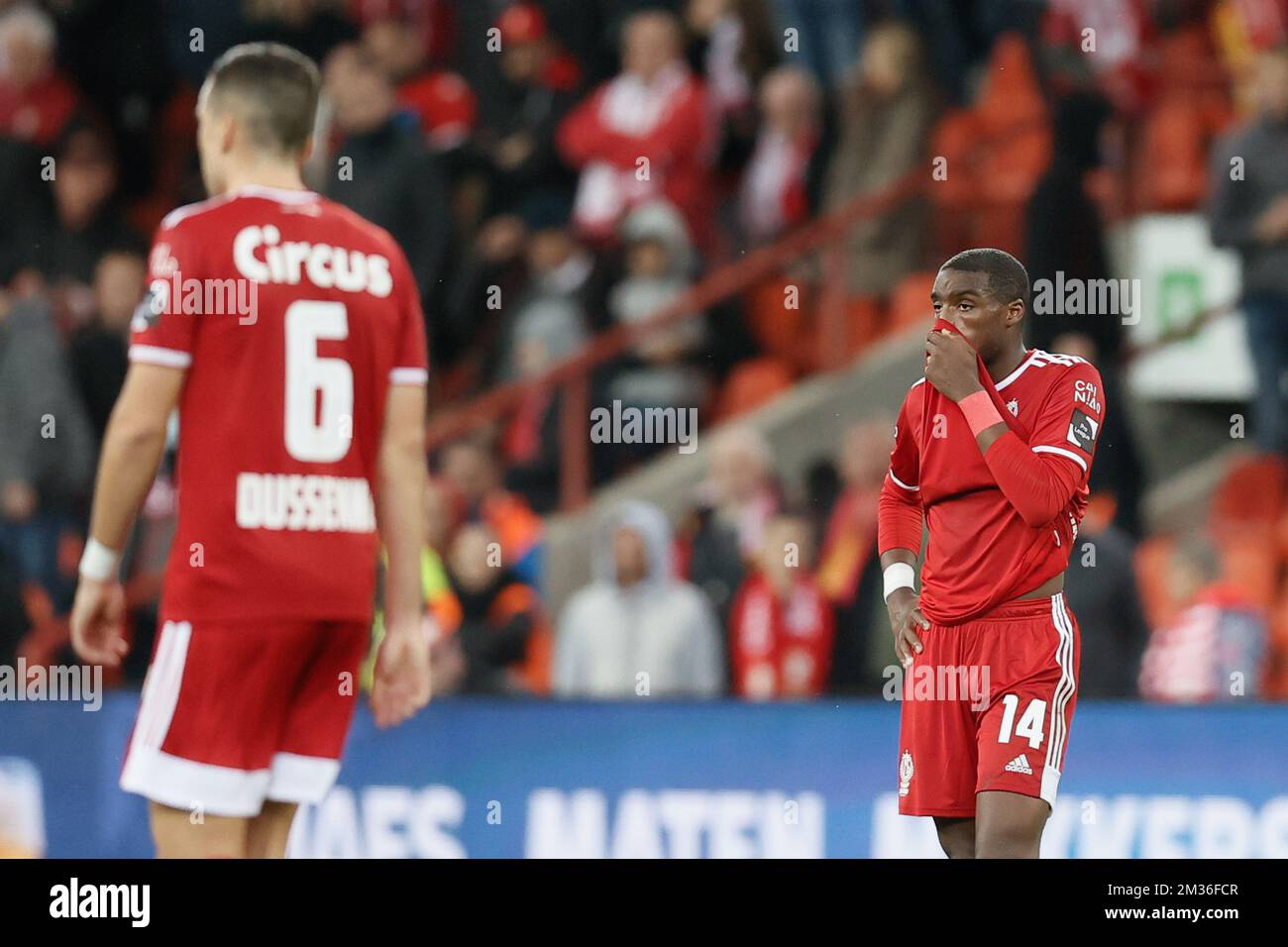 Niels Nkounkou di Standard reagisce durante una partita di calcio tra Standard de Liege e KV Kortrijk, sabato 30 ottobre 2021 a Liegi, il giorno 13 della prima divisione del campionato belga della 'Jupiler Pro League' 2021-2022. FOTO DI BELGA BRUNO FAHY Foto Stock