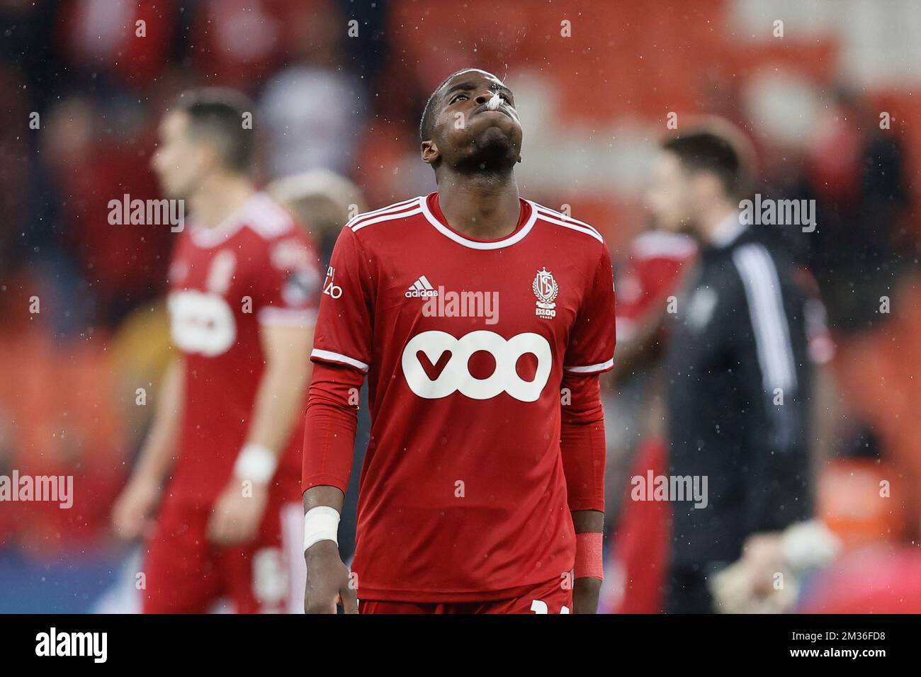 Il Niels Nkounkou di Standard si trova sconsolato dopo una partita di calcio tra Standard de Liege e KV Kortrijk, sabato 30 ottobre 2021 a Liegi, il giorno 13 della prima divisione del campionato belga della 'Jupiler Pro League' 2021-2022. FOTO DI BELGA BRUNO FAHY Foto Stock