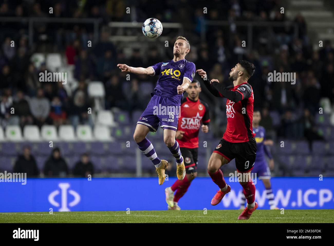 Tom Pietermaat di Beerschot e Georges Mikautadze di Seraing hanno ritratto in azione durante una partita di calcio tra Beerschot VA e RFC Seraing, sabato 30 ottobre 2021 a Seraing, il giorno 13 della prima divisione del campionato belga della 'Jupiler Pro League' del 2021-2022. BELGA FOTO KRISTOF VAN ACCOM Foto Stock