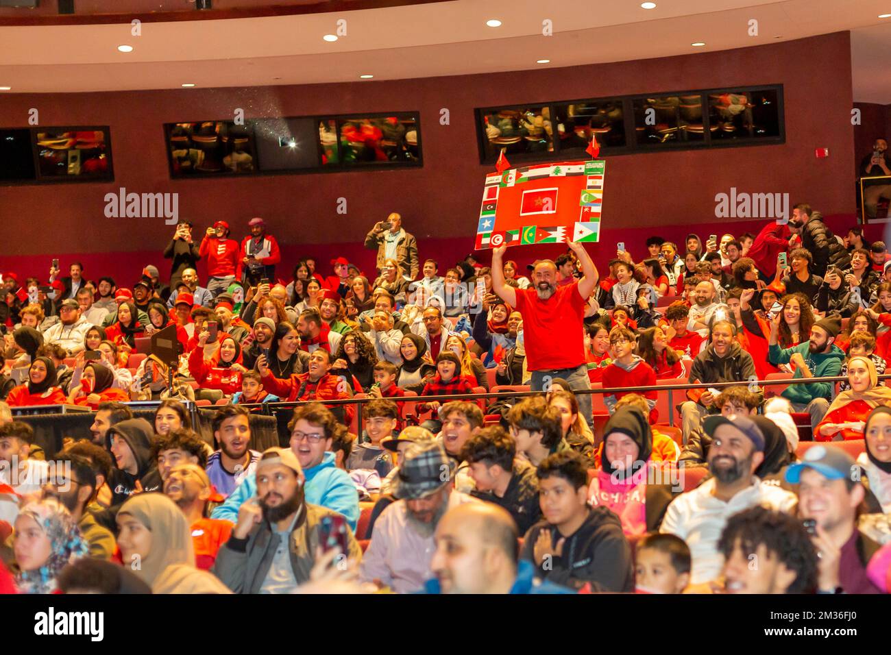 Dearborn, Michigan, Stati Uniti. 14th Dec, 2022. Gli arabi-americani hanno confezionato un teatro per rallegrare il Marocco nella sua partita contro la Francia nella semifinale della Coppa del mondo FIFA. Il Watch Party, che ospitò il primo sindaco arabo-americano di Dearborn, Abdullah Hammoud, attirò una grande folla. Il Marocco è la prima nazione africana o araba ad arrivare alla semifinale della Coppa del mondo. Credit: Jim West/Alamy Live News Foto Stock