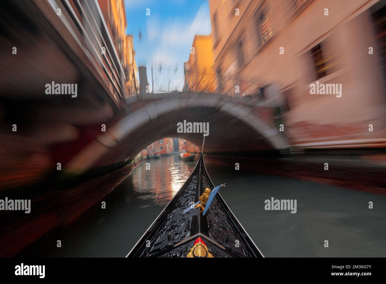 Spostamento lungo un canale su una gondola a Venezia. Foto Stock