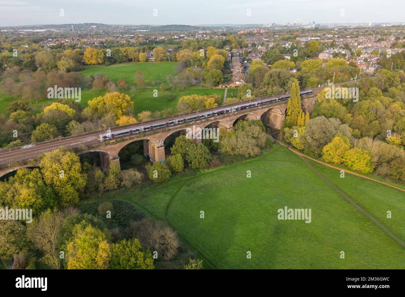 Veduta aerea di un treno che attraversa il viadotto Wharncliffe (progettato da Isambard Kingdom Brunel) ad Hanwell, Londra, Regno Unito. Foto Stock