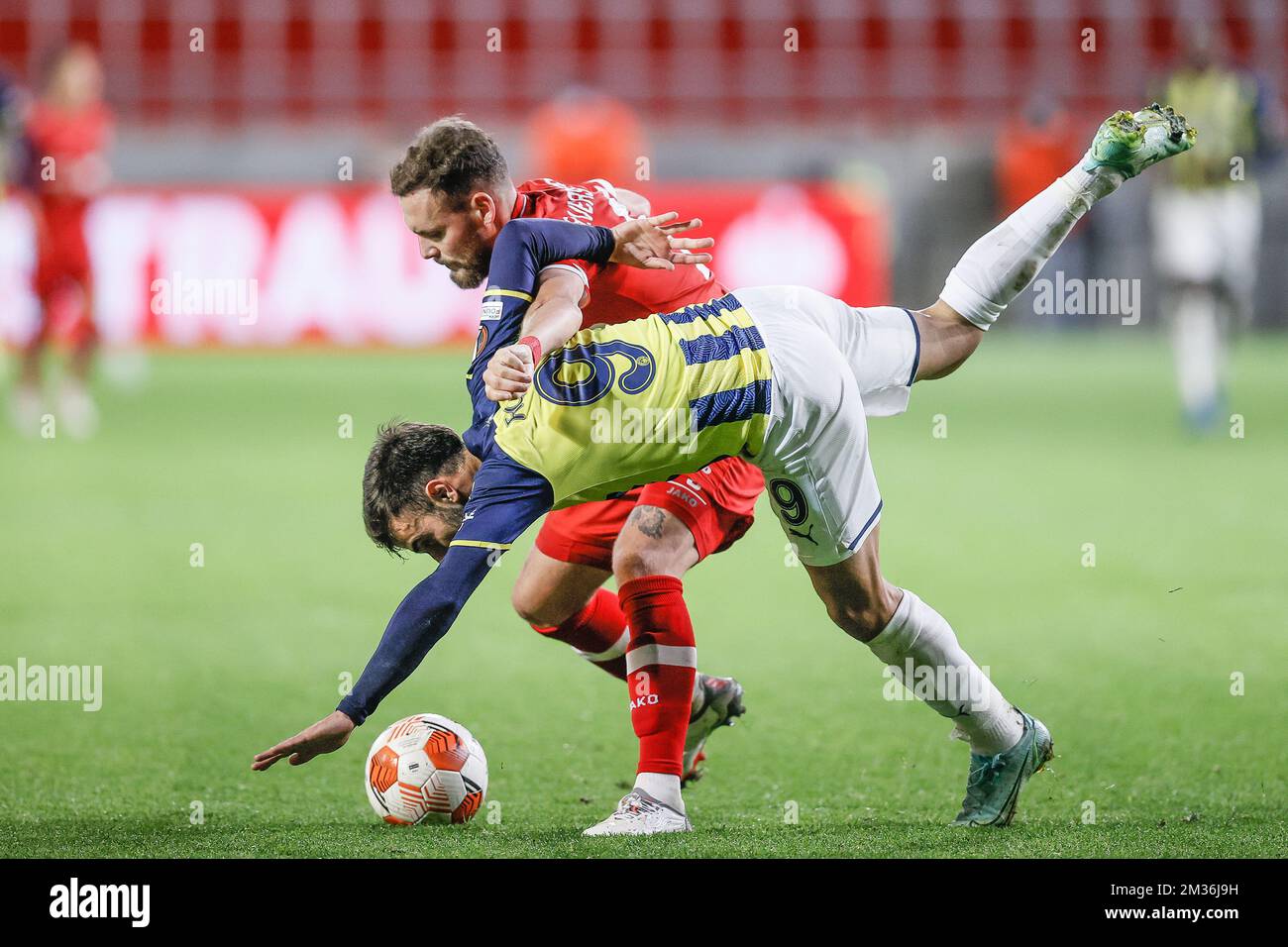 Birger Verstraete e Fenerbahce Diego Rossi di Anversa combattono per la palla durante una partita di calcio tra il Royal Antwerp FC belga e il club turco Fenerbahce S.K., giovedì 04 novembre 2021 ad Anversa, il quarto giorno della tappa di gruppo della UEFA Europa League, nel gruppo D. BELGA FOTO BRUNO FAHY Foto Stock