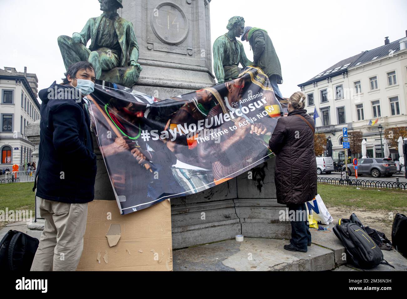 La gente si riunisce per una manifestazione contro il Mercosur organizzata da Rise for Climate Belgium e dall'Associazione Jiboiana, che lavora con le popolazioni indigene per la conservazione dell'Amazzonia, a Bruxelles giovedì 11 novembre 2021. Il Mercosur è un blocco commerciale sudamericano. I suoi membri a pieno titolo sono Argentina, Brasile, Paraguay e Uruguay. BELGA FOTO HATIM KAGHAT Foto Stock