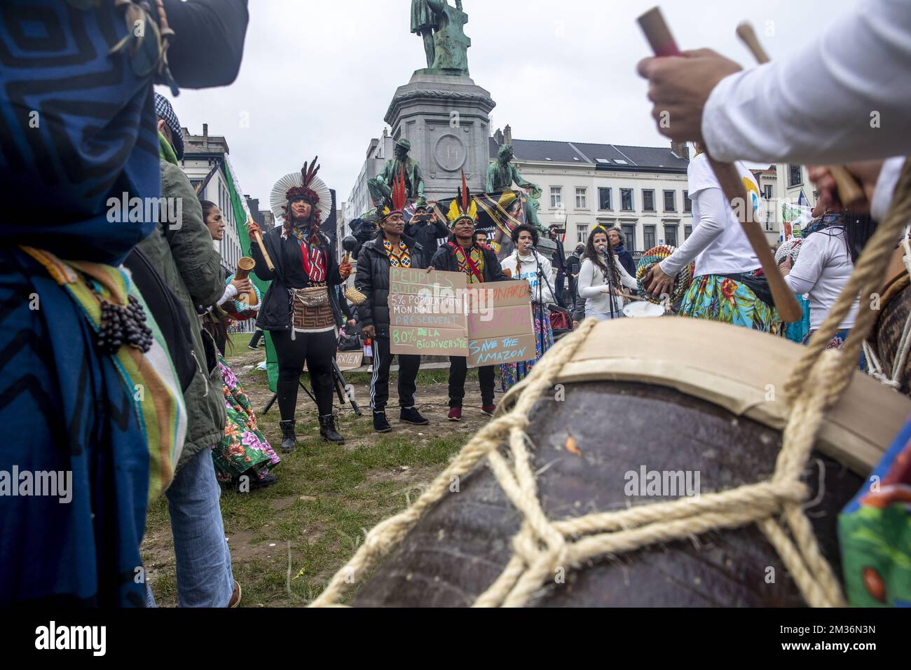 La gente si riunisce per una manifestazione contro il Mercosur organizzata da Rise for Climate Belgium e dall'Associazione Jiboiana, che lavora con le popolazioni indigene per la conservazione dell'Amazzonia, a Bruxelles giovedì 11 novembre 2021. Il Mercosur è un blocco commerciale sudamericano. I suoi membri a pieno titolo sono Argentina, Brasile, Paraguay e Uruguay. BELGA FOTO HATIM KAGHAT Foto Stock