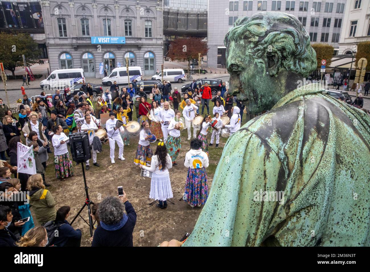 La gente si riunisce per una manifestazione contro il Mercosur organizzata da Rise for Climate Belgium e dall'Associazione Jiboiana, che lavora con le popolazioni indigene per la conservazione dell'Amazzonia, a Bruxelles giovedì 11 novembre 2021. Il Mercosur è un blocco commerciale sudamericano. I suoi membri a pieno titolo sono Argentina, Brasile, Paraguay e Uruguay. BELGA FOTO HATIM KAGHAT Foto Stock