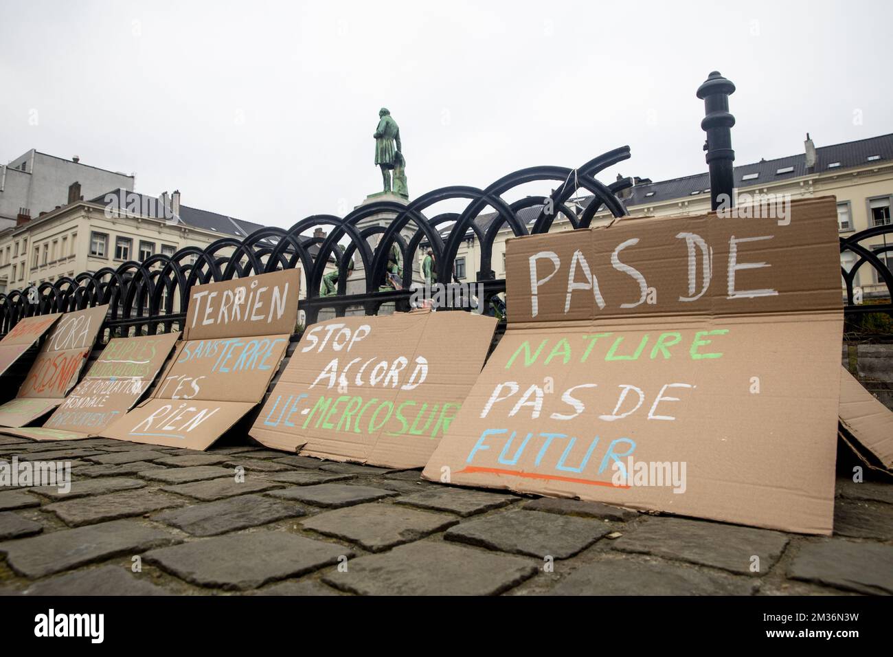 La gente si riunisce per una manifestazione contro il Mercosur organizzata da Rise for Climate Belgium e dall'Associazione Jiboiana, che lavora con le popolazioni indigene per la conservazione dell'Amazzonia, a Bruxelles giovedì 11 novembre 2021. Il Mercosur è un blocco commerciale sudamericano. I suoi membri a pieno titolo sono Argentina, Brasile, Paraguay e Uruguay. BELGA FOTO HATIM KAGHAT Foto Stock