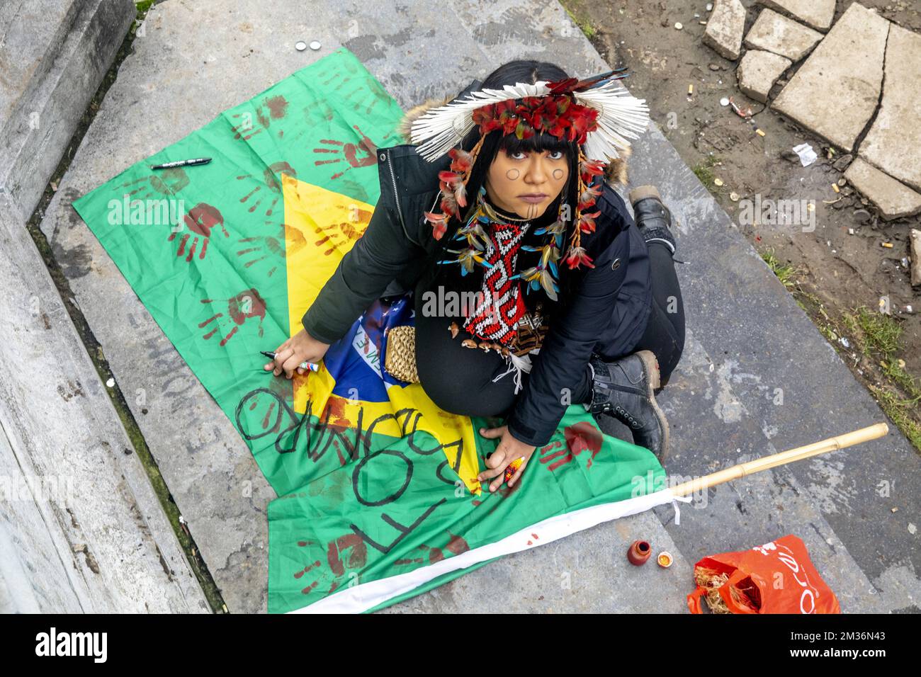 La gente si riunisce per una manifestazione contro il Mercosur organizzata da Rise for Climate Belgium e dall'Associazione Jiboiana, che lavora con le popolazioni indigene per la conservazione dell'Amazzonia, a Bruxelles giovedì 11 novembre 2021. Il Mercosur è un blocco commerciale sudamericano. I suoi membri a pieno titolo sono Argentina, Brasile, Paraguay e Uruguay. BELGA FOTO HATIM KAGHAT Foto Stock