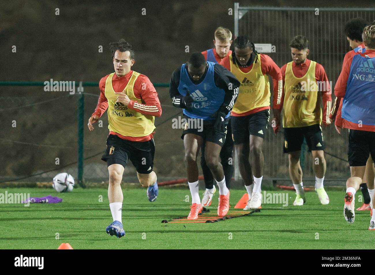 Arthur Theate, in Belgio, ha illustrato durante una sessione di allenamento della nazionale belga di calcio The Red Devils, a Tubize, venerdì 12 novembre 2021. La squadra giocherà due partite di qualificazione della Coppa del mondo 2022 contro Estonia e Galles. FOTO DI BELGA BRUNO FAHY Foto Stock