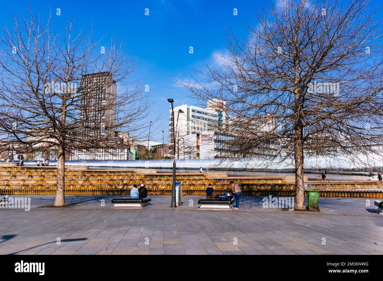 Piazza del Manto davanti alla stazione ferroviaria. Sheffield, South Yorkshire, Yorkshire e Humber, Inghilterra, Regno Unito, Europa Foto Stock