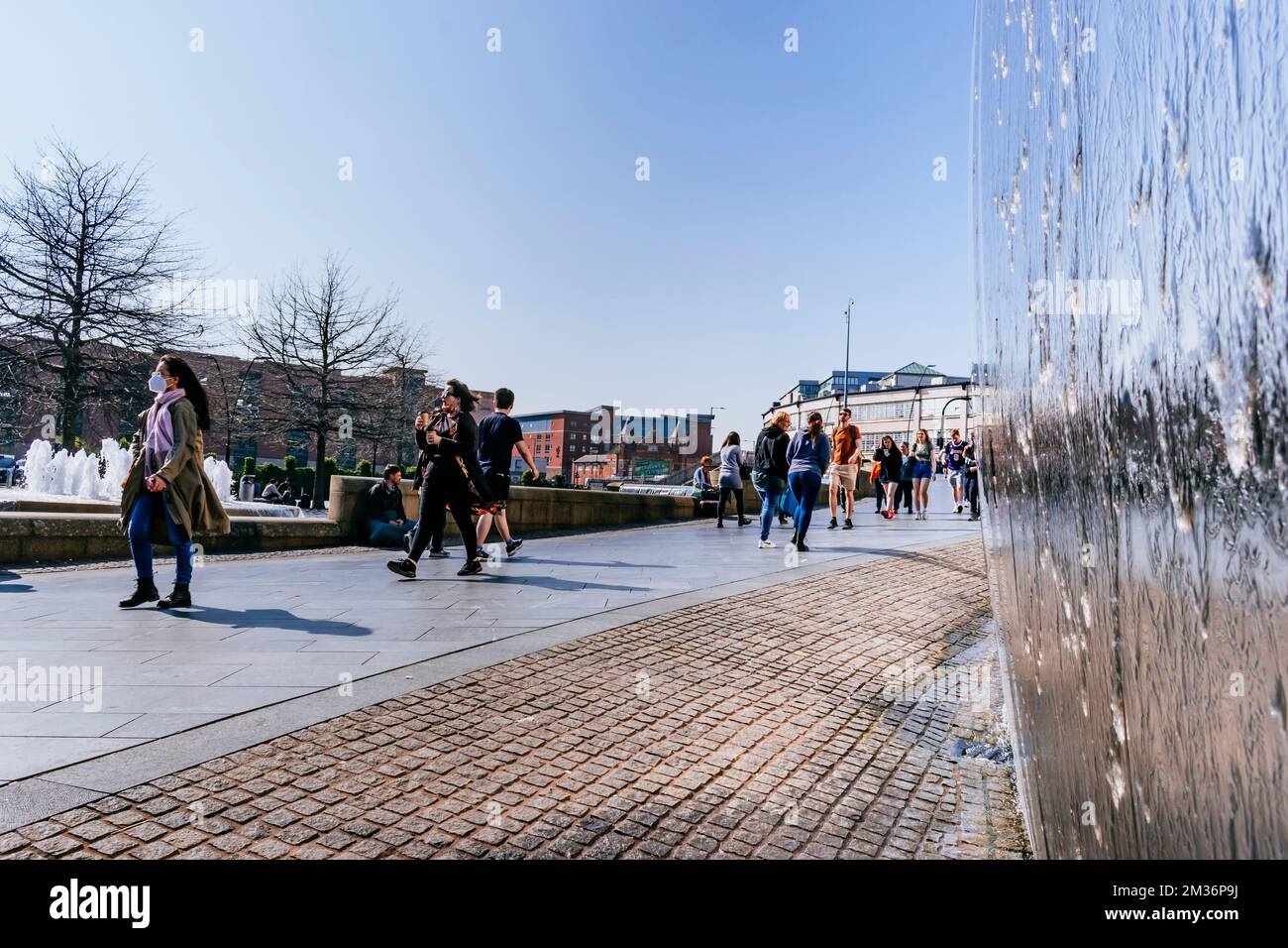 Piazza del Manto davanti alla stazione ferroviaria. Sheffield, South Yorkshire, Yorkshire e Humber, Inghilterra, Regno Unito, Europa Foto Stock