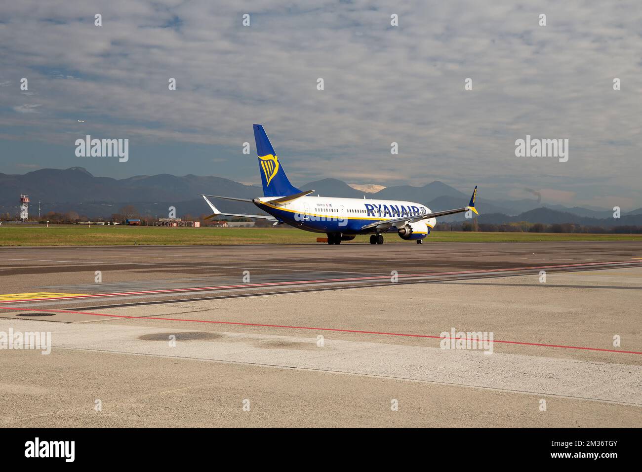 12-08-2022 Bergamo, Italia. L'aereo di Ryanair (il più grande d'Europa) all'aeroporto di Bergamo - Italia settentrionale. Italiani dal Sud Italia e. Foto Stock