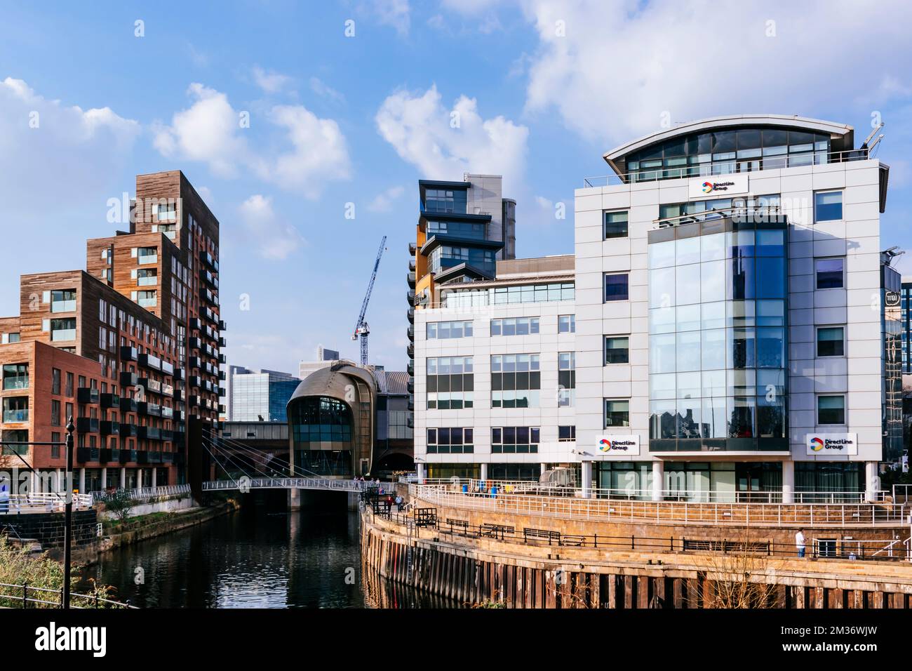 Granary Wharf è uno sviluppo misto che si trova accanto ai tunnel in mattoni accanto al canale di Leeds e Liverpool e al fiume Aire. Leeds, West Y Foto Stock