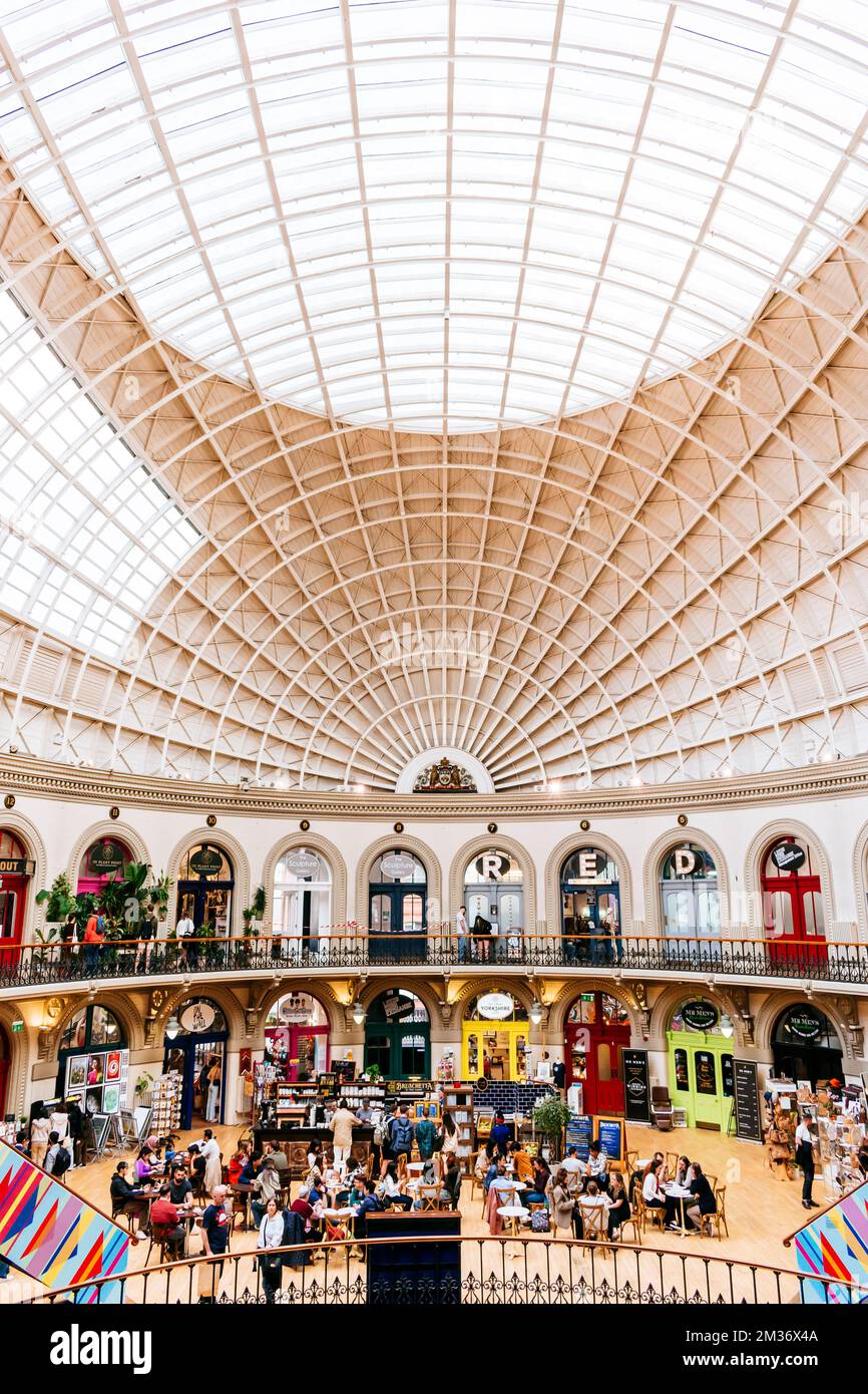 Il Leeds Corn Exchange è un edificio vittoriano e un ex scambio di mais a Leeds. Dopo un ulteriore restauro nel 2007, il Corn Exchange riaprì Foto Stock