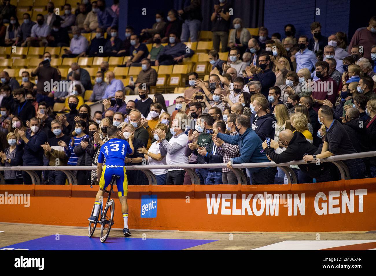 Il belga Kenny De Ketele cavalca un giro d'onore, mentre sta cavalcando la sua ultima gara l'ultimo giorno della gara di sei giorni di ciclismo indoor di Zesdaagse Vlaanderen-Gent presso l'arena indoor 't Kuipke, domenica 21 novembre 2021, a Gent. L'edizione di quest'anno si svolge dal 16th al 21st novembre. FOTO DI BELGA JASPER JACOBS Foto Stock