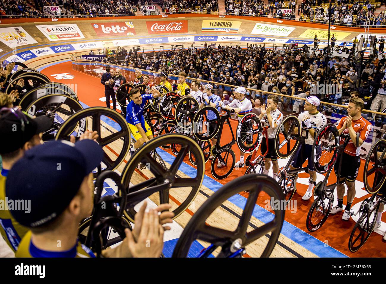 Il belga Kenny De Ketele cavalca un giro d'onore, mentre sta cavalcando la sua ultima gara l'ultimo giorno della gara di sei giorni di ciclismo indoor di Zesdaagse Vlaanderen-Gent presso l'arena indoor 't Kuipke, domenica 21 novembre 2021, a Gent. L'edizione di quest'anno si svolge dal 16th al 21st novembre. FOTO DI BELGA JASPER JACOBS Foto Stock