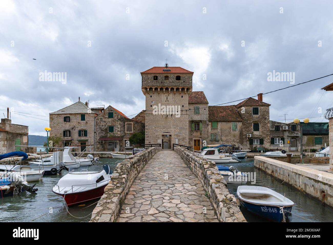 Fortezza Kaštilac a Kaštel Gomilica, Croazia. Ponte in pietra e la torre con ingresso nel vecchio castello. Foto Stock