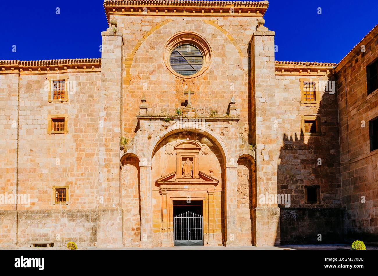 Porta della Chiesa. Il Monastero reale di San Millán de Yuso si trova nella città di San Millán de la Cogolla. Fa parte del complesso monumentale Foto Stock