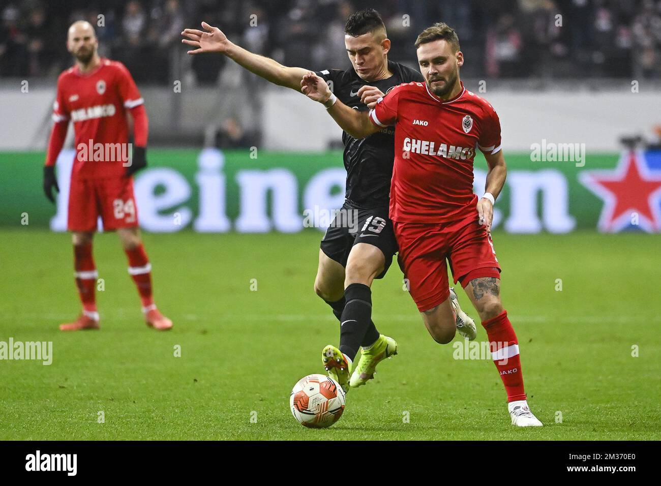 Rafael Santos Borre di Eintracht e Birger Verstraete di Anversa combattono per la palla durante una partita di calcio tra l'Eintracht tedesco di Francoforte e il Royal Antwerp FC belga, giovedì 25 novembre 2021 a Francoforte, Germania, partita cinque (su sei) nel Gruppo D della UEFA Europa League. FOTO DI BELGA LAURIE DIEFFEMBACQ Foto Stock