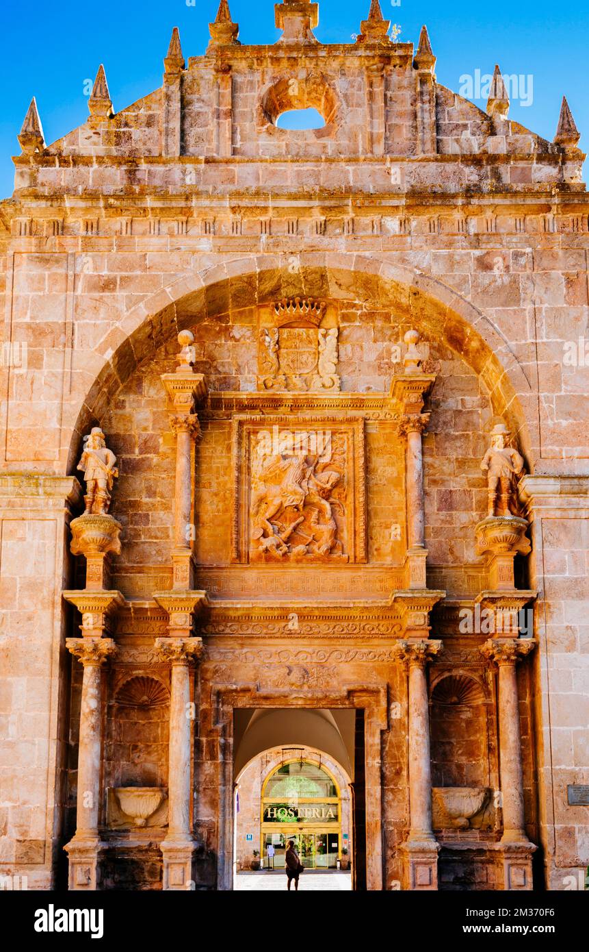 Particolare della porta barocca. Il Monastero reale di San Millán de Yuso si trova nella città di San Millán de la Cogolla. Fa parte del monumentale Foto Stock