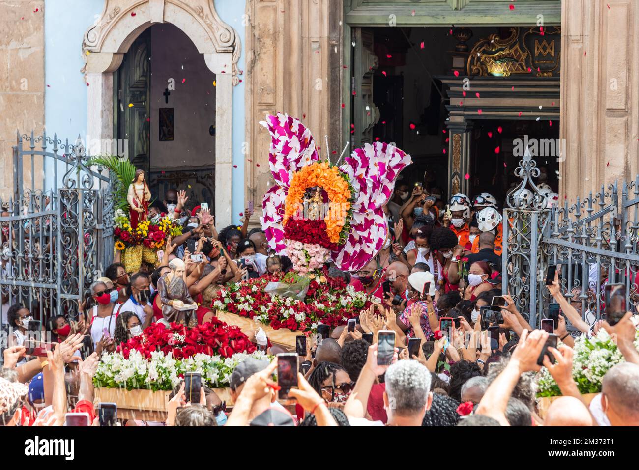 Salvador, Bahia, Brasile - 04 dicembre 2022: Folla di cattolici che saluta l'immagine di Santa Barbara che lascia la chiesa. Pelourinho, Salvador, Bahia. Foto Stock