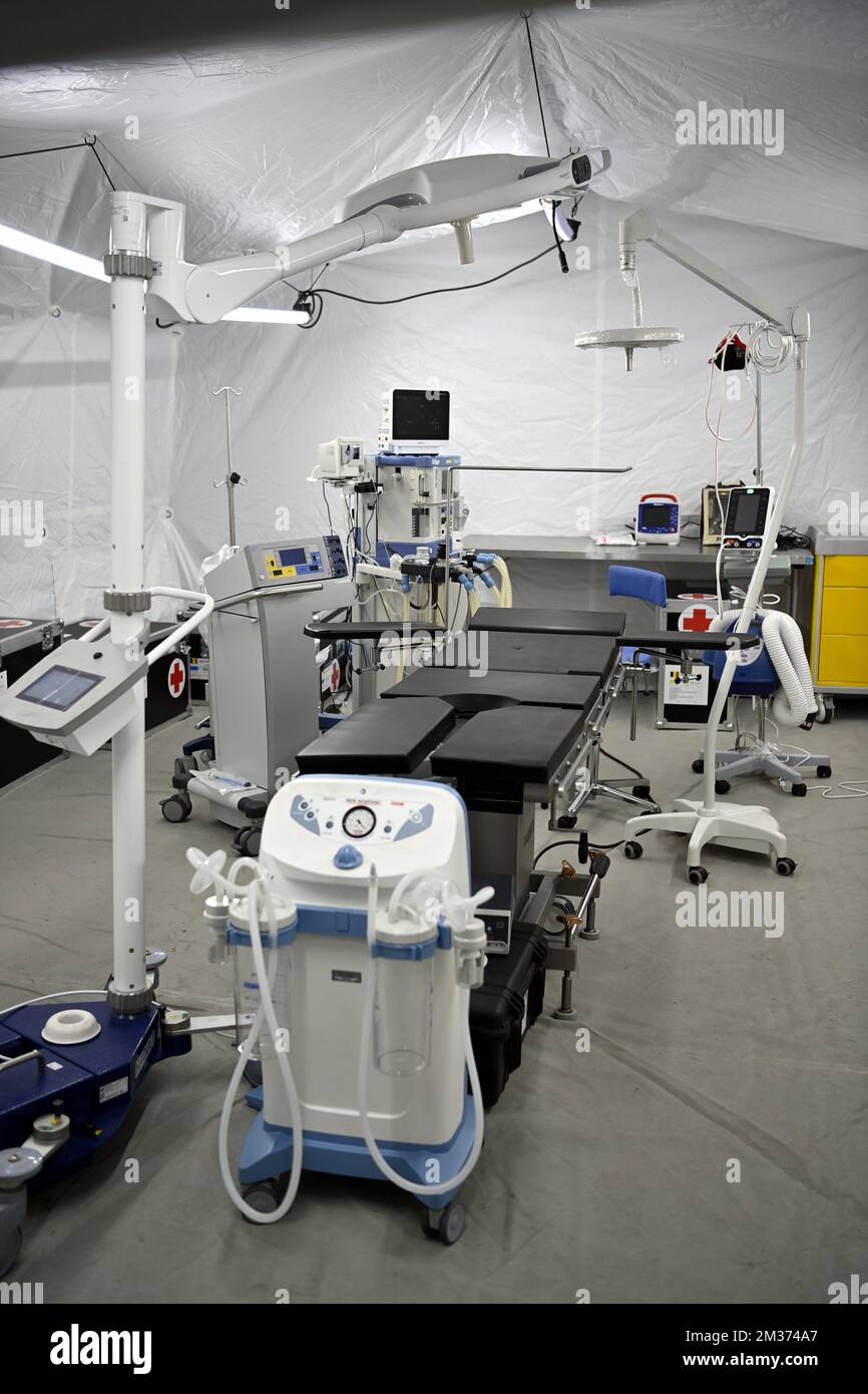 L'immagine mostra una visita ad un nuovo ospedale da campo, a Kamp Beverlo a Leopoldsburg, giovedì 02 dicembre 2021. L'ospedale da campo è stato completato negli ultimi mesi ed è ora installato in un set-up di test a Camp Beverlo a Leopoldsburg. Lì, l'ospedale da campo sarà sottoposto a un controllo approfondito da parte del Ministero della Difesa. FOTO DI BELGA ERIC LALMAND Foto Stock