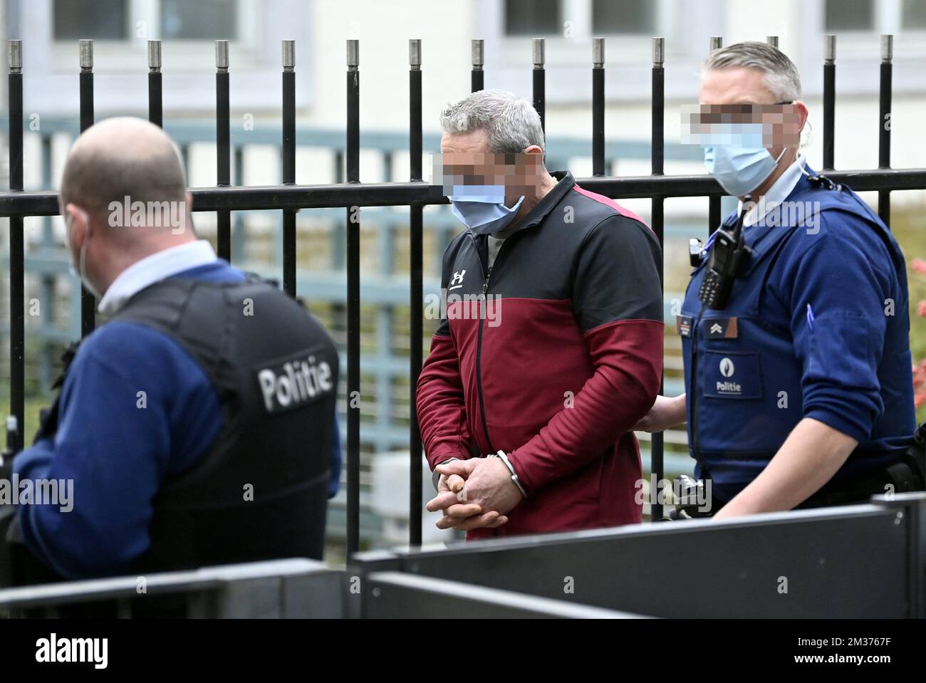 L'accusato Marc Castermans arriva per la costituzione della giuria per il processo assises di Marc Castermans, davanti alla Corte Assise di Limburgo a Tongeren lunedì 06 dicembre 2021. Castermans di 52 anni è accusato dell'assassinio di Ronald Vandereycken. Vandereycken è scomparso dal giugno 2017. Il suo corpo non è stato ancora trovato. Sabato 3 giugno 2017, Vandereycken è stato visto l'ultima volta in una farmacia a Genk. Marc Castermans è stato arrestato alla fine di giugno. Il 27 luglio 2017, la Peugeot della vittima fu rimossa dal canale Albert a Gellik (Lanaken). Castermans aveva messo la macchina in vendita, ma il th Foto Stock
