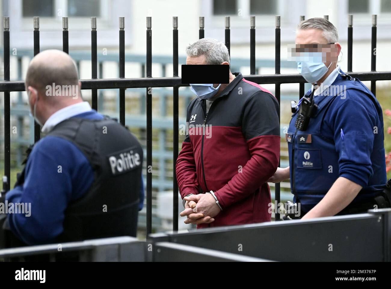 L'accusato Marc Castermans arriva per la costituzione della giuria per il processo assises di Marc Castermans, davanti alla Corte Assise di Limburgo a Tongeren lunedì 06 dicembre 2021. Castermans di 52 anni è accusato dell'assassinio di Ronald Vandereycken. Vandereycken è scomparso dal giugno 2017. Il suo corpo non è stato ancora trovato. Sabato 3 giugno 2017, Vandereycken è stato visto l'ultima volta in una farmacia a Genk. Marc Castermans è stato arrestato alla fine di giugno. Il 27 luglio 2017, la Peugeot della vittima fu rimossa dal canale Albert a Gellik (Lanaken). Castermans aveva messo la macchina in vendita, ma il th Foto Stock