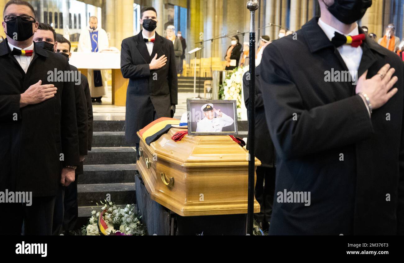 Immagine ripresa durante il funerale del cantante popolare belga Grand Jojo (Lange Jojo), Jules Jean Vanobbergen, presso la Basilica Nazionale del Sacro cuore (Basilique Nationale du Sacre-Coeur de Bruxelles - Nationale Basiliek van het Heilig Hart), a Koekelberg, Bruxelles, mercoledì 08 dicembre 2021. BELGA FOTO BENOIT DOPPAGNE Foto Stock