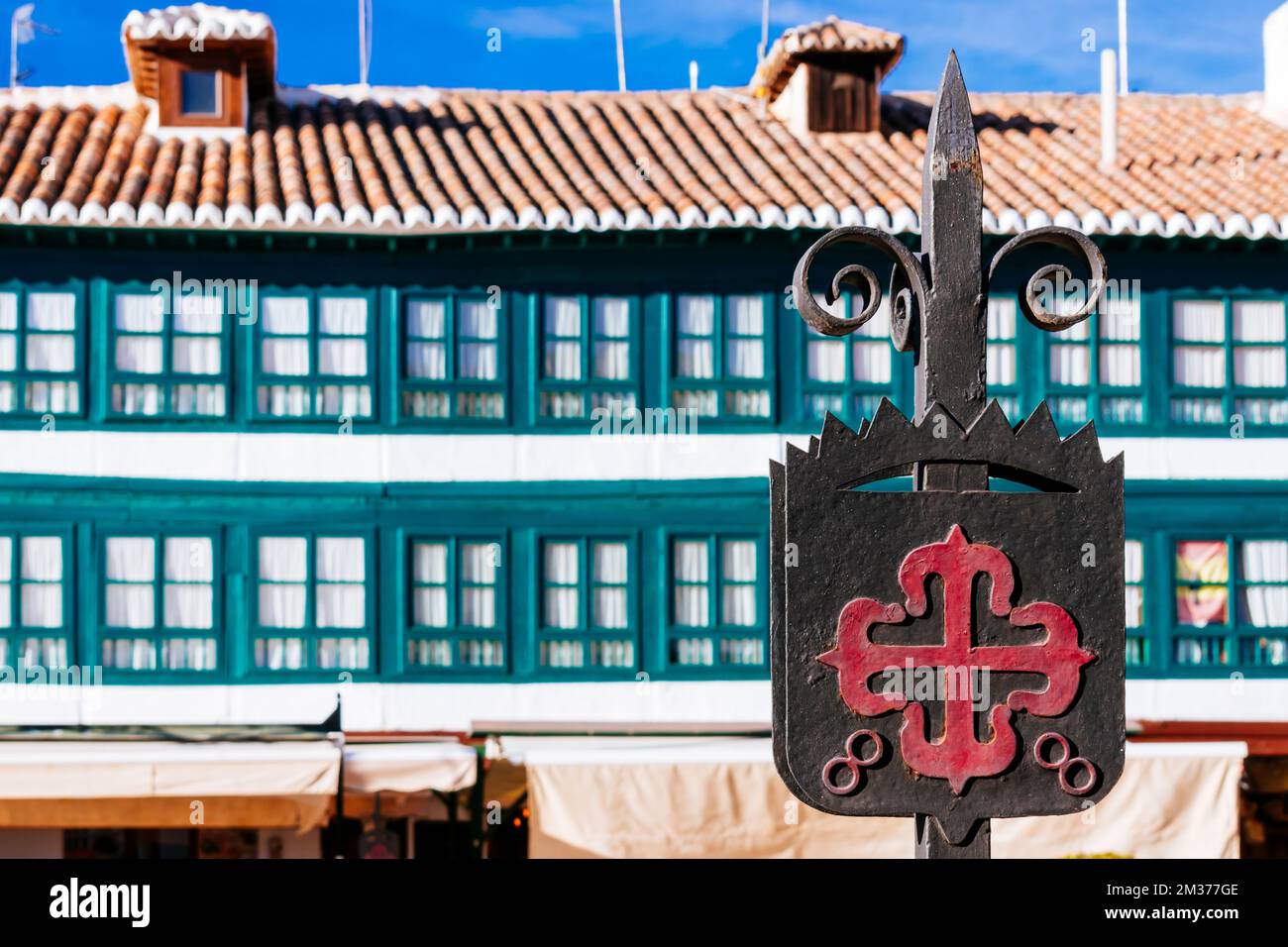 L'emblema dell'Ordine di Calatrava, una croce greca rossa con fleur-de-lis alle sue estremità, in Plaza Mayor, Piazza Mais. Almagro, Ciudad Real, Castila la Manc Foto Stock