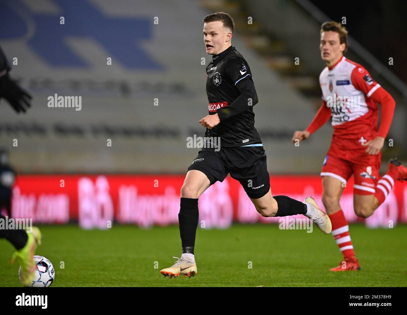 Kolbeinn Thordarson di Lommel ha mostrato in azione durante una partita di calcio tra RE Mouscron e Lommel SK, sabato 11 dicembre 2021 a Mouscron, il giorno 15 della seconda divisione della '1B Pro League' del campionato di calcio belga. FOTO DI BELGA DAVID CATRY Foto Stock