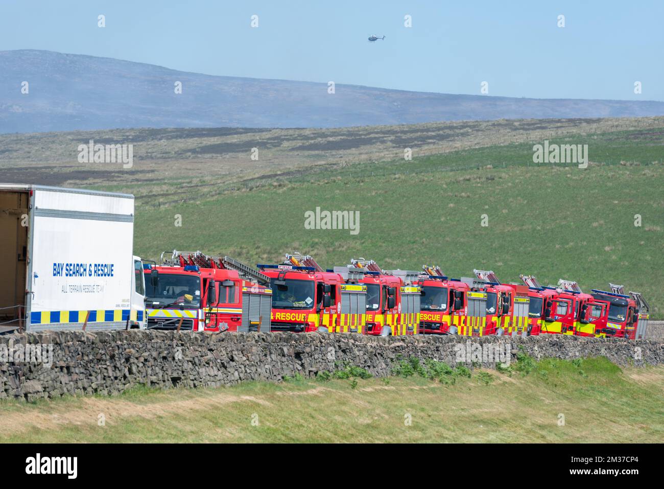 28 giugno 2018, Saddleworth Moor Greater Manchester. Incendi di brughiere che vengono combattuti dai vigili del fuoco con l'esercito preparato per aiutare Foto Stock