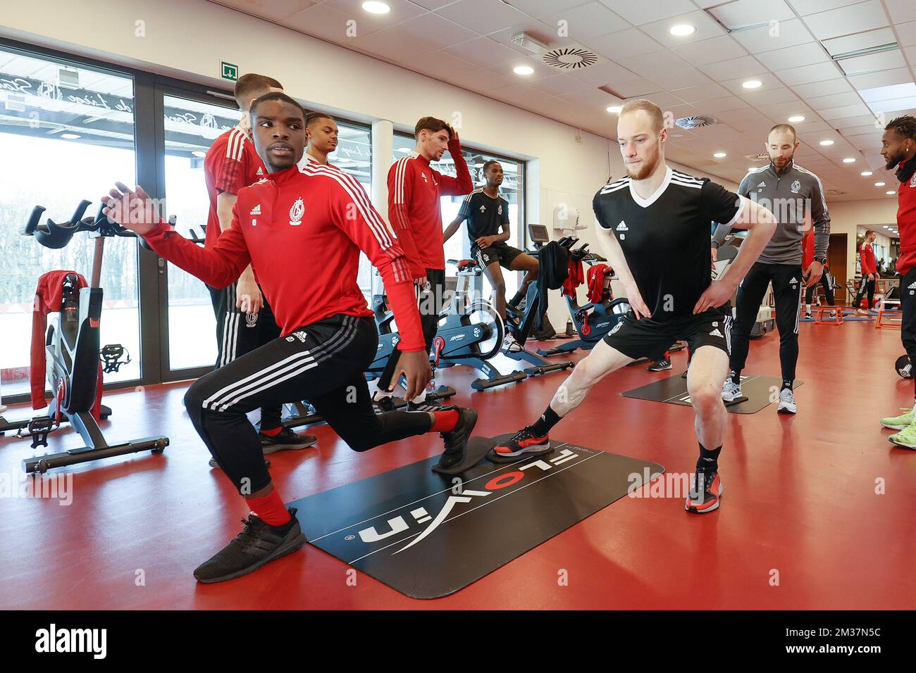 Niels Nkounkou di Standard e Arnaud Bodart, portiere di Standard, sono raffigurati durante una sessione di allenamento della squadra di calcio belga Standard de Liege, martedì 11 gennaio 2022 ad Angleur, Liegi. Il club ha deciso di cancellare il tradizionale campo di allenamento in Spagna a causa della pandemia di Covid-19, e trascorrere la pausa invernale a casa. FOTO DI BELGA BRUNO FAHY Foto Stock