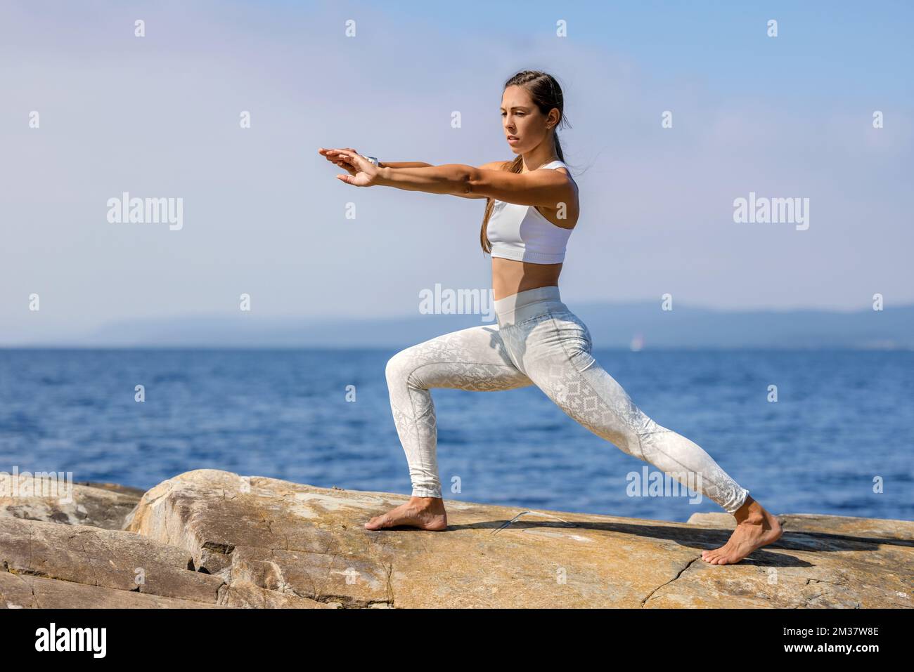 FIT Female pratica yoga Streching allenamento all'aperto sul mare Foto Stock