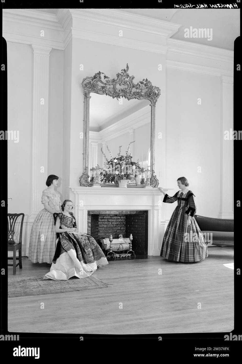 Hamilton Hall, Chestnut Street, Salem: Interni, tre belle ragazze, caminetti, specchi. Samuel Chamberlain Fotografia negatives Collection Foto Stock