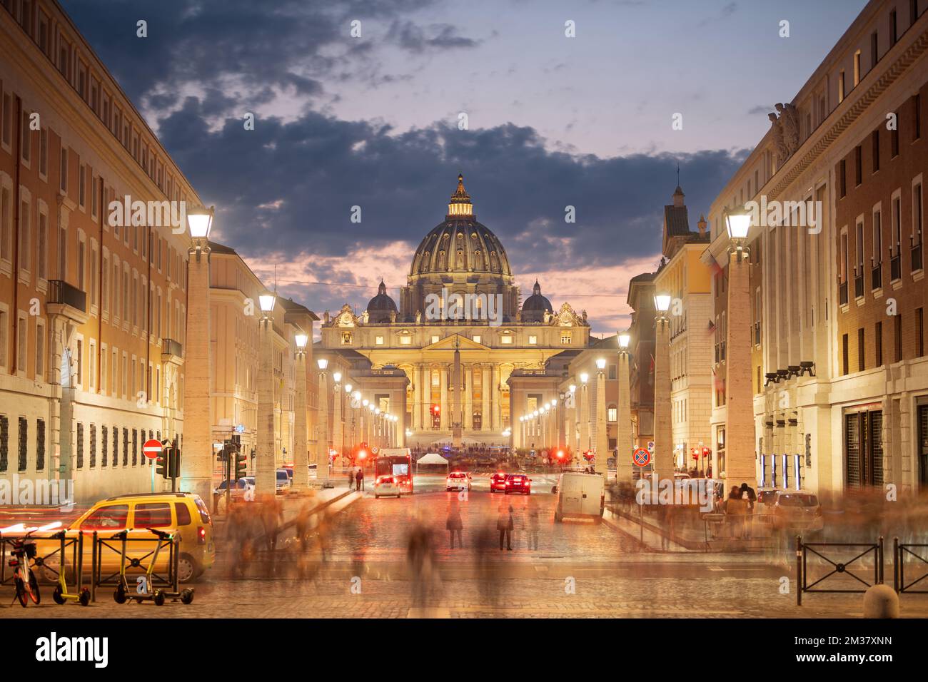 Città del Vaticano con San Basilica di Pietro al crepuscolo. (Testo sulla Basilica si traduce in: 'In onore del Principe degli Apostoli, Paolo V, Borghese, Romano, po Foto Stock