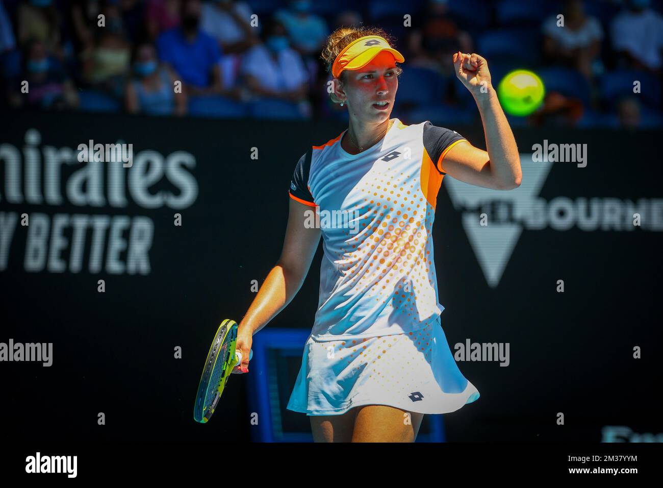 Il belga Elise Mertens reagisce durante un round di sedici partite in donne sigle, tra il belga Mertens e US Collins al torneo di tennis 'Australian Open' Grand Slam, lunedì 24 gennaio 2022 a Melbourne Park, Melbourne, Australia. L'edizione 2022 del Grand Slam australiano si svolge dal 17th al 30th gennaio. FOTO DI BELGA PATRICK HAMILTON Foto Stock