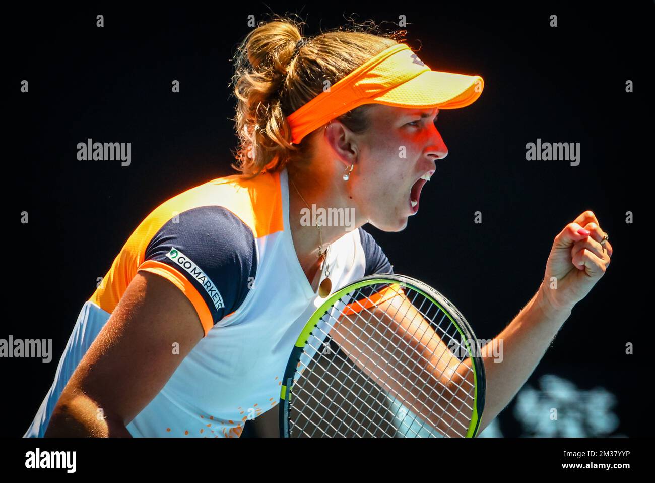 Il belga Elise Mertens reagisce durante un round di sedici partite in donne sigle, tra il belga Mertens e US Collins al torneo di tennis 'Australian Open' Grand Slam, lunedì 24 gennaio 2022 a Melbourne Park, Melbourne, Australia. L'edizione 2022 del Grand Slam australiano si svolge dal 17th al 30th gennaio. FOTO DI BELGA PATRICK HAMILTON Foto Stock