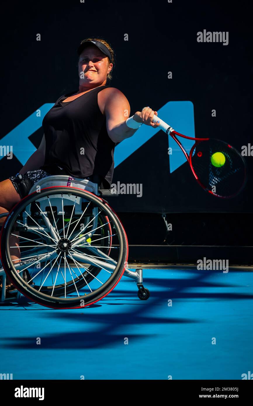 Olandese Aniek Van Koot (WTA 3) raffigurato in azione durante una partita di tennis in sedia a rotelle tra Montjane sudafricana e Van Koot olandese al torneo di tennis Grand Slam 'Australian Open', martedì 25 gennaio 2022 a Melbourne Park, Melbourne, Australia. L'edizione 2022 del Grand Slam australiano si svolge dal 17th al 30th gennaio. FOTO DI BELGA PATRICK HAMILTON Foto Stock