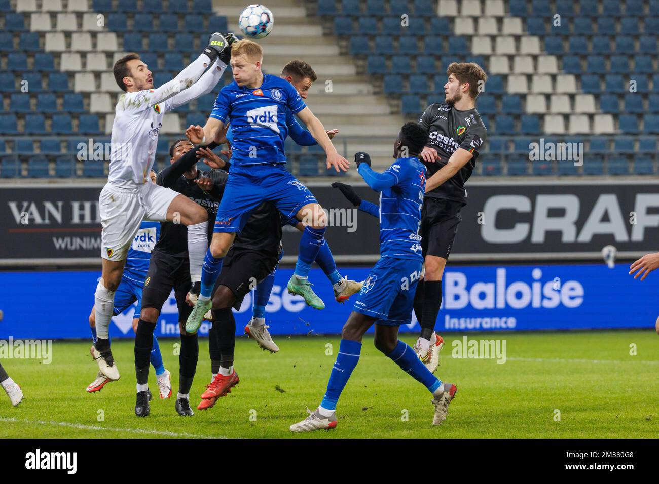 Il portiere di Oostende Guillaume Hubert e Andreas Hanche Olsen di Gent combattono per la palla durante una partita di calcio tra KAA Gent e KV Oostende, martedì 25 gennaio 2022 a Gent, il giorno 24 della prima divisione del campionato belga della 'Jupiler Pro League'. BELGA FOTO KURT DESPLENTER Foto Stock