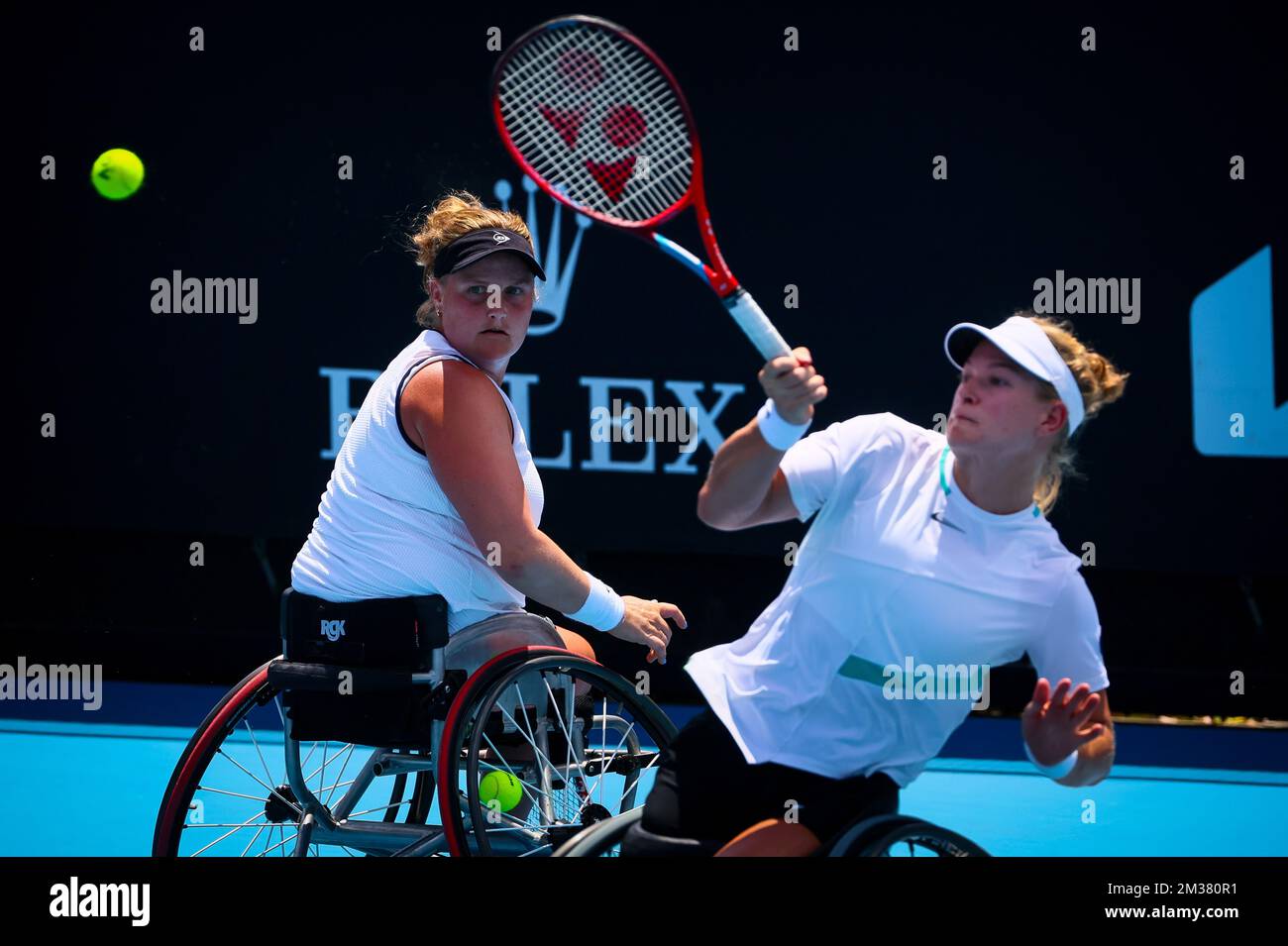 L'olandese Diede De Groot (WTA1) e l'olandese Aniek Van Koot (WTA3), raffigurati in azione durante la finale della sedia a rotelle femminile, raddoppia tra la coppia olandese De Groot//Van Koot e la coppia giapponese/britannica Kamiji/Shuker al torneo di tennis 'Australian Open' Grand Slam, Mercoledì 26 gennaio 2022 a Melbourne Park, Melbourne, Australia. L'edizione 2022 del Grand Slam australiano si svolge dal 17th al 30th gennaio. FOTO DI BELGA PATRICK HAMILTON Foto Stock