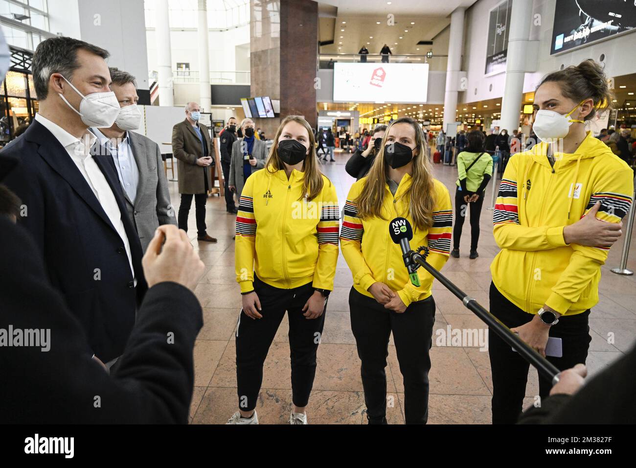 Primo Ministro Alexander De Croo, riserva belga di bob Kelly Van Pettegem, pilota belga di bob Vannieuwenhuyse e demolitore belga di bob Sara Aerts, nella foto, alla partenza degli atleti del Team Belgium ai Giochi Olimpici invernali di Pechino 2022, sabato 29 gennaio 2022, presso l'aeroporto di Bruxelles a Zaventem. FOTO DI BELGA LAURIE DIEFFEMBACQ Foto Stock