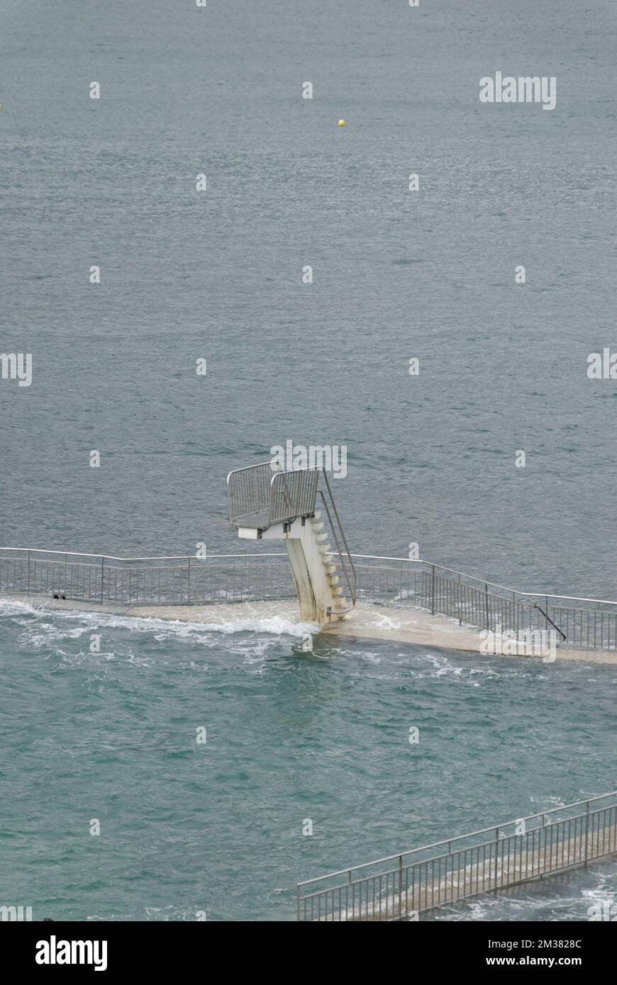 immersioni in una piscina naturale in mare Foto Stock